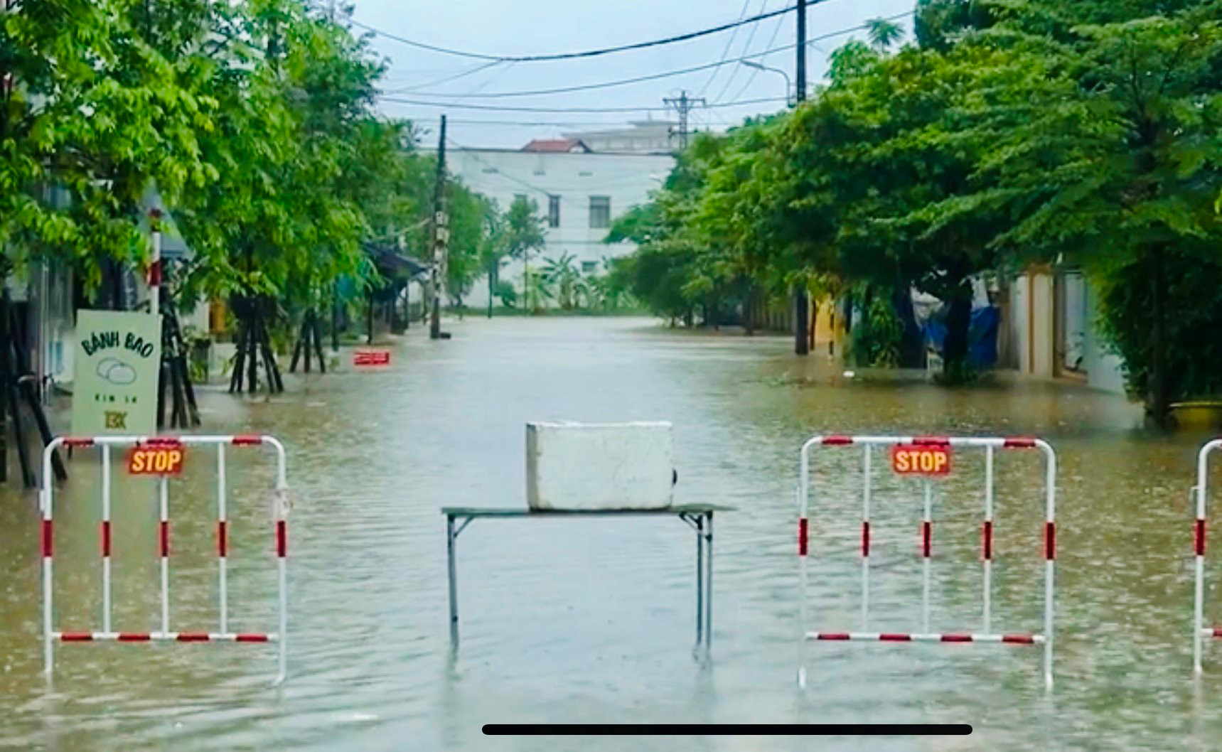 Các barie, biển cảnh báo được dựng lên tại khu vực nguy hiểm nhằm đảm bảo an toàn cho người và phương tiện