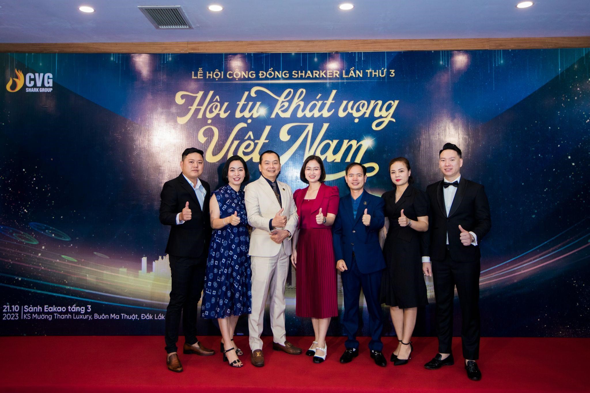 Ông Ngô Minh Tuấn nhà sáng lập Tập đoàn CVG Shark Group chụp ảnh lưu niệm cùng các Sharker.