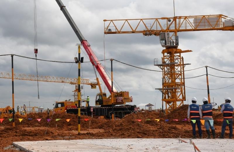Các nhà thầu đang triển khai thi công trên công trường.