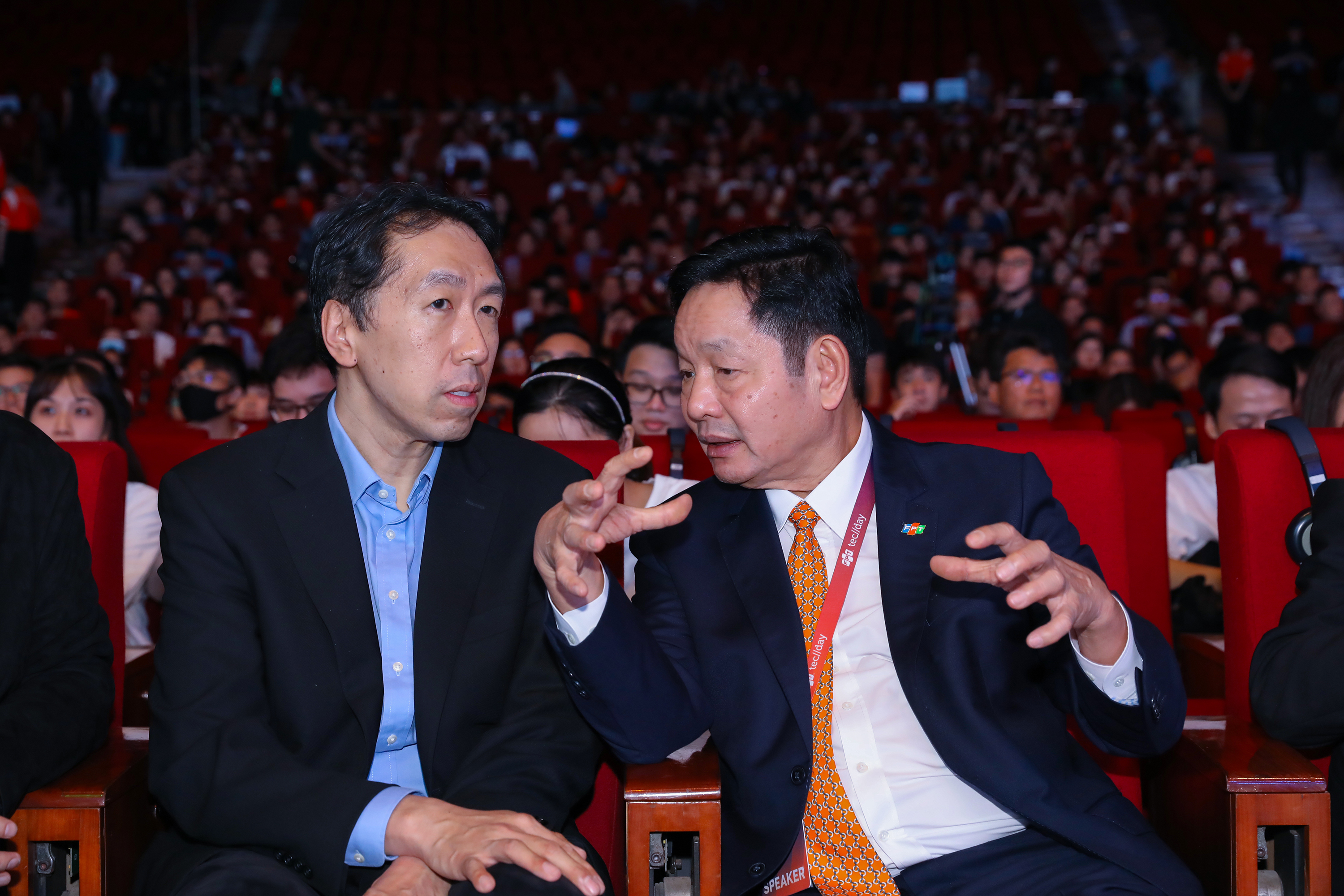 Ông Trương Gia Bình Chủ tịch HĐQT FPT và ông Andrew Ng trao đổi tại sự kiện