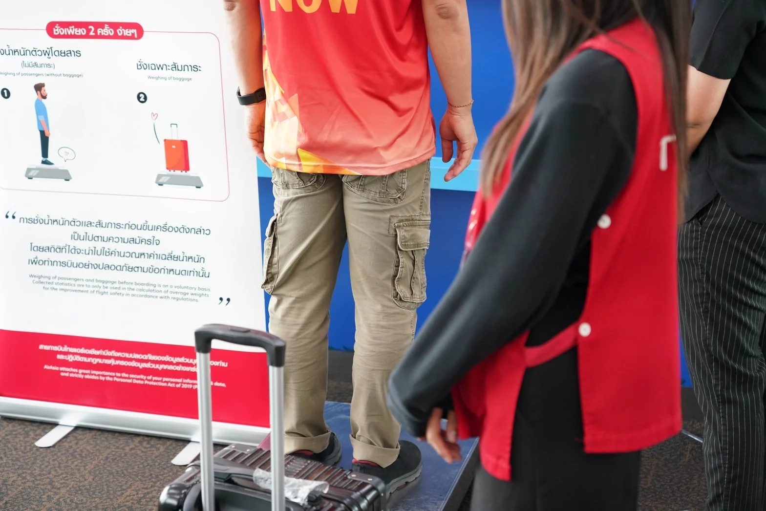 Hãng Fly Air Asia đã yêu cầu hành khách tình nguyện tự cân bản thân và hành lý để thu thập dữ liệu trọng lượng. 