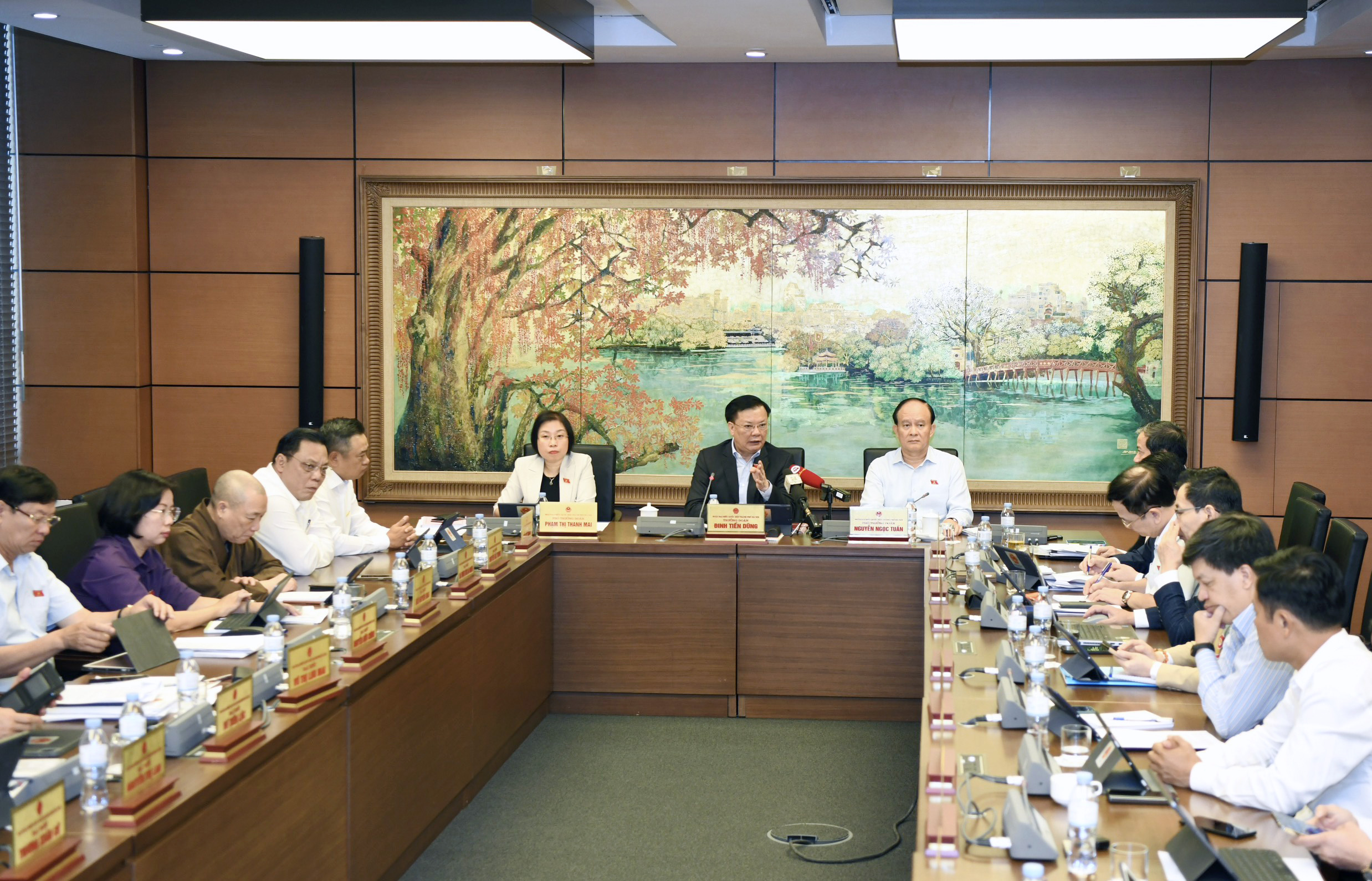 B&iacute; thư Th&agrave;nh ủy H&agrave; Nội Đinh Tiến Dũng ph&aacute;t biểu tại phi&ecirc;n họp tổ ng&agrave;y 24/10/2023.