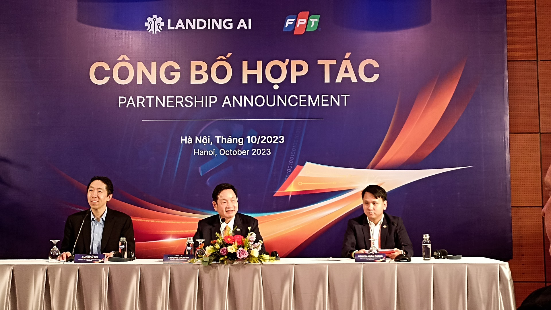 Tiến sỹ Andrew Ng (ngo&agrave;i c&ugrave;ng b&ecirc;n phải), Chủ tịch FPT Trương Gia B&igrave;nh (ở giữa) v&agrave; Gi&aacute;m đốc Tr&iacute; tuệ nh&acirc;n tạo (CAIO), FPT Software, c&ocirc;ng bố hợp t&aacute;c giữa FPT v&agrave; Landing AI