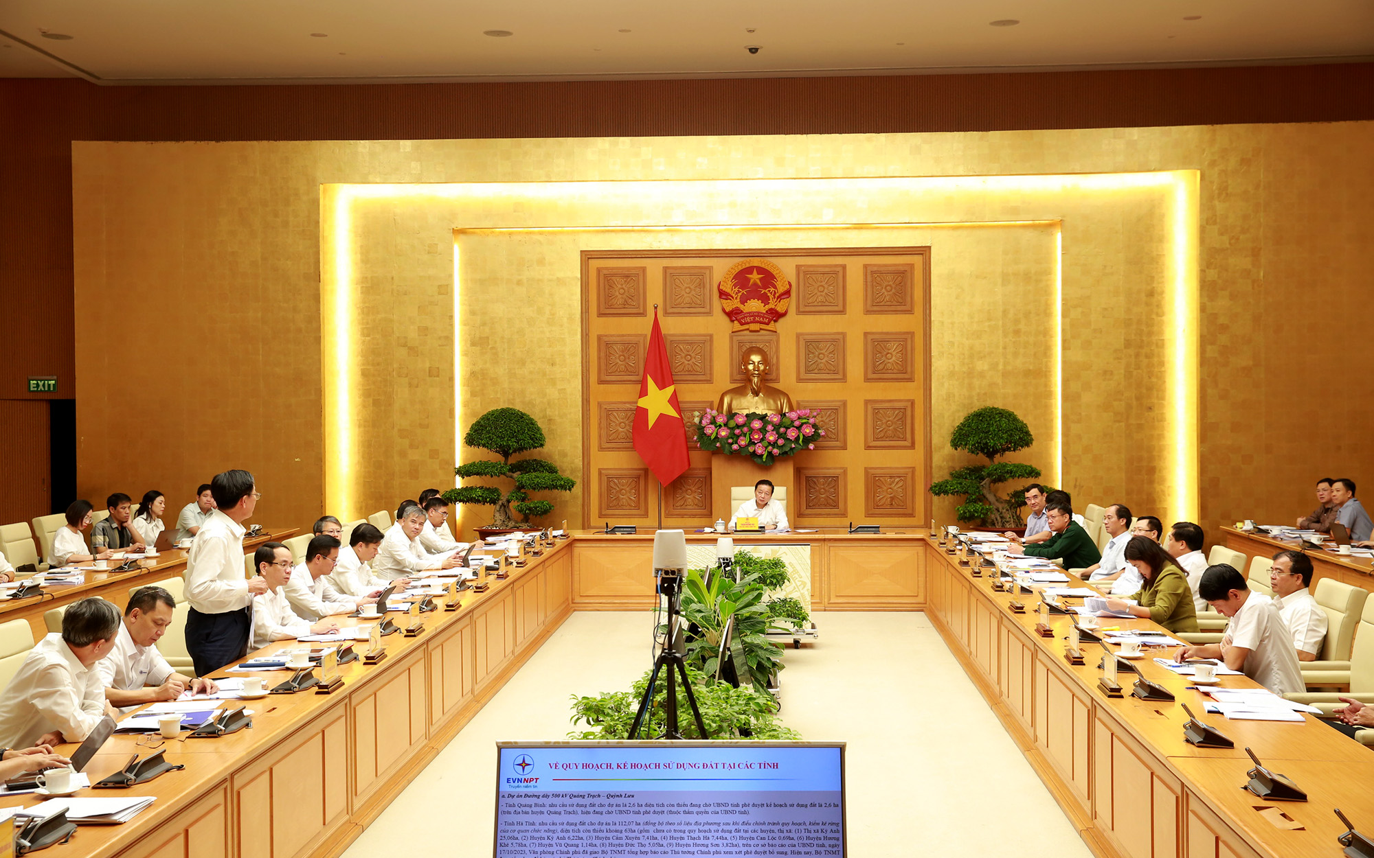 Phó Thủ tướng Trần Hồng Hà yêu cầu các bộ, ngành, địa phương khẩn trương triển khai song song các bước chuẩn bị để khởi công các dự án đường dây 500 kV mạch 3 trong thời gian sớm nhất. Ảnh: VGP.