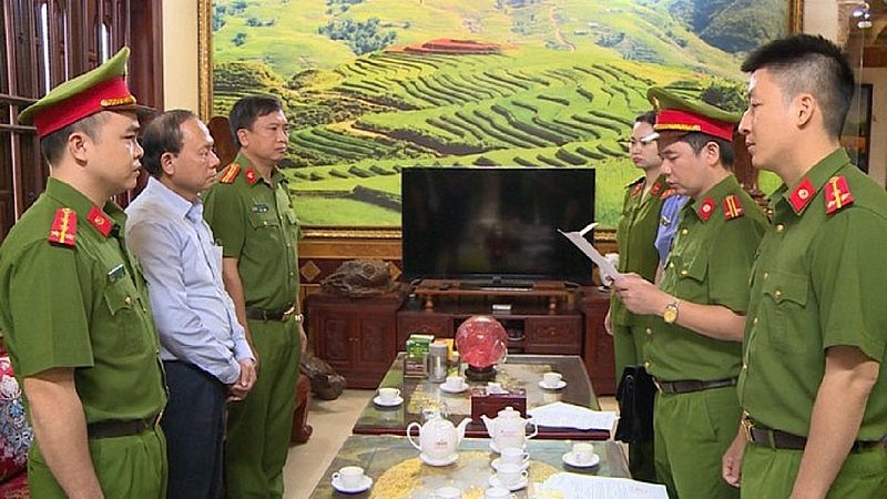 Tháng 11/2022, ông Cầm Bá Xuân, nguyên Chủ tịch UBND huyện Thường Xuân bị Cơ quan Cảnh sát điều tra Công an tỉnh Thanh Hóa ra quyết định khởi tố bị can, thi hành lệnh bắt tạm giam về tội 