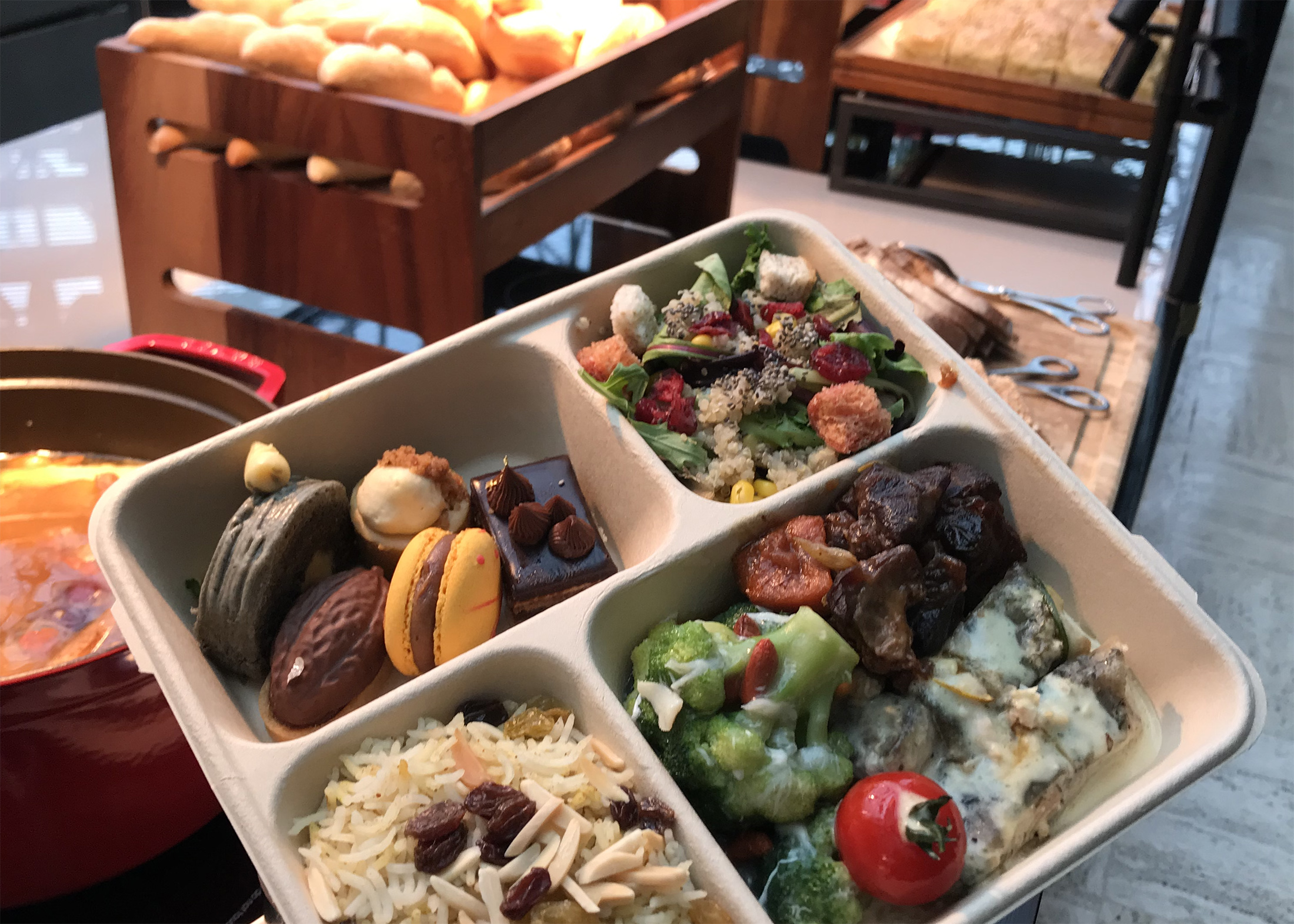 Ứng dụng Treatsure tại Singapore gom phần thức ăn thừa của các bữa buffet tại các khách sạn 5 sao để tạo nên các suất ăn giảm giá cho người nghèo.