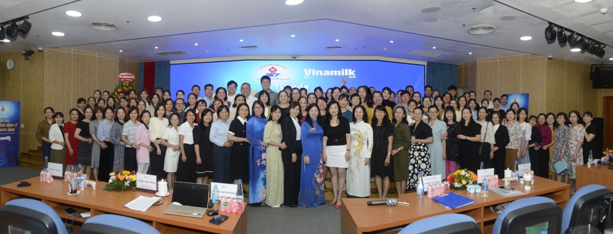 Khoảng 300 hội viên câu lạc bộ, nhân viên y tế tại các bệnh viện lớn phía Nam đã tham gia tập huấn “Chăm sóc dinh dưỡng bệnh lý cho người bệnh”.