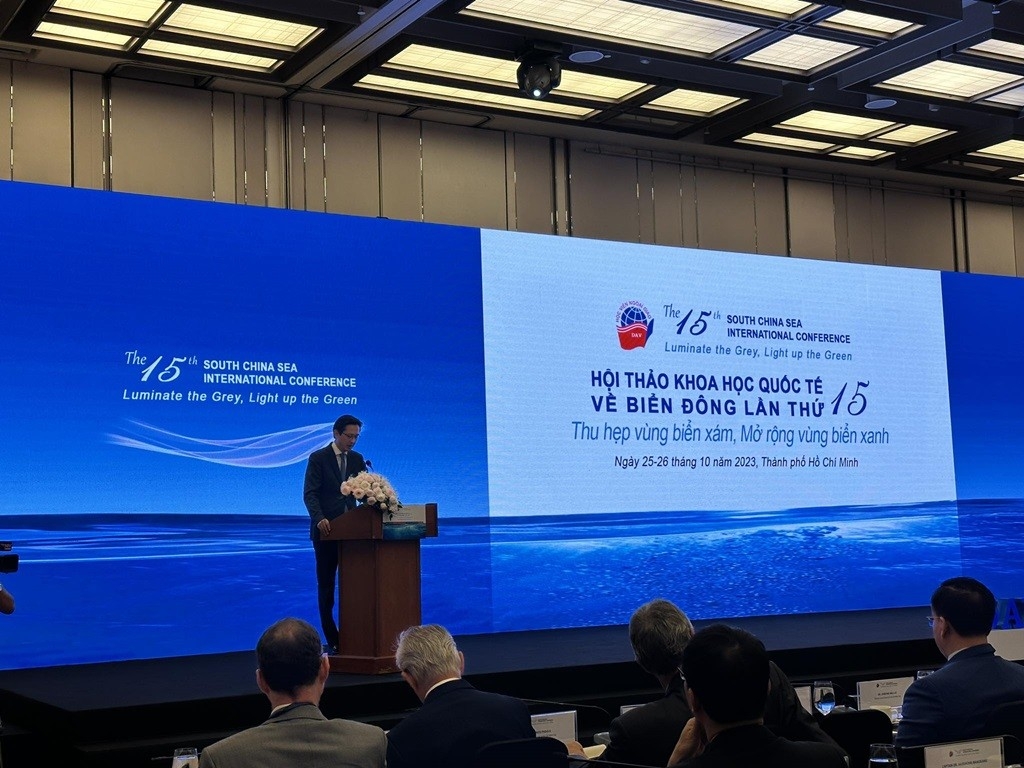 Thứ trưởng Bộ Ngoại giao Đỗ Hùng Việt phát biểu tại hội thảo khoa học quốc tế về Biển Đông lần thứ 15. Ảnh: BNG.
