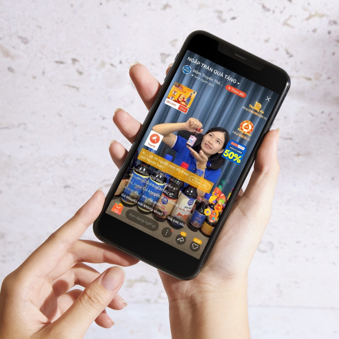 Gian hàng &ldquo;Mắm truy&ecirc;̀n th&ocirc;́ng L&ecirc; Gia&rdquo; tr&ecirc;n Shopee Mall hi&ecirc;̣n có 16.000 người dùng theo dõi và li&ecirc;n tục ti&ecirc;́p c&acirc;̣n th&ecirc;m nhi&ecirc;̀u khách hàng mới nhờ vi&ecirc;̣c livestream có chi&ecirc;́n lược.