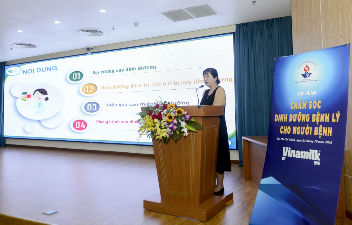 TS.BS. Lưu Thị Mỹ Thục - Trưởng khoa Dinh dưỡng, Bệnh viện Nhi Trung ương - chia sẻ tại buổi tập huấn “Chăm sóc dinh dưỡng bệnh lý cho người bệnh” do Vinamilk đồng hành cùng Câu lạc bộ Điều dưỡng trưởng Việt Nam tổ chức tại TP.HCM hôm 21/10.