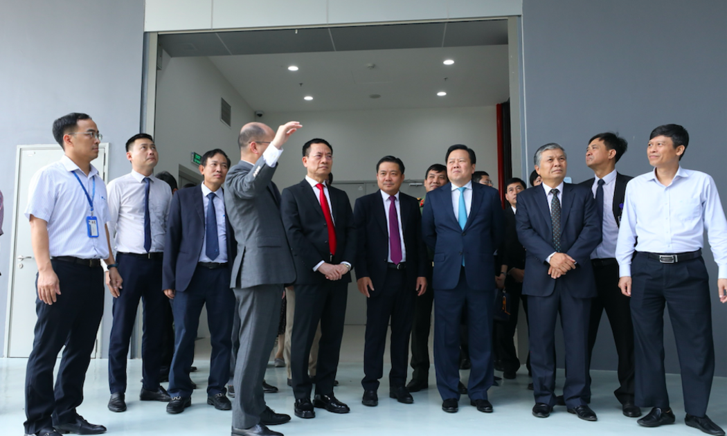 Đại diện VNPT đang giới thiệu tới lãnh đạo các bộ ngành và đại biểu về VNPT IDC Hòa Lạc.