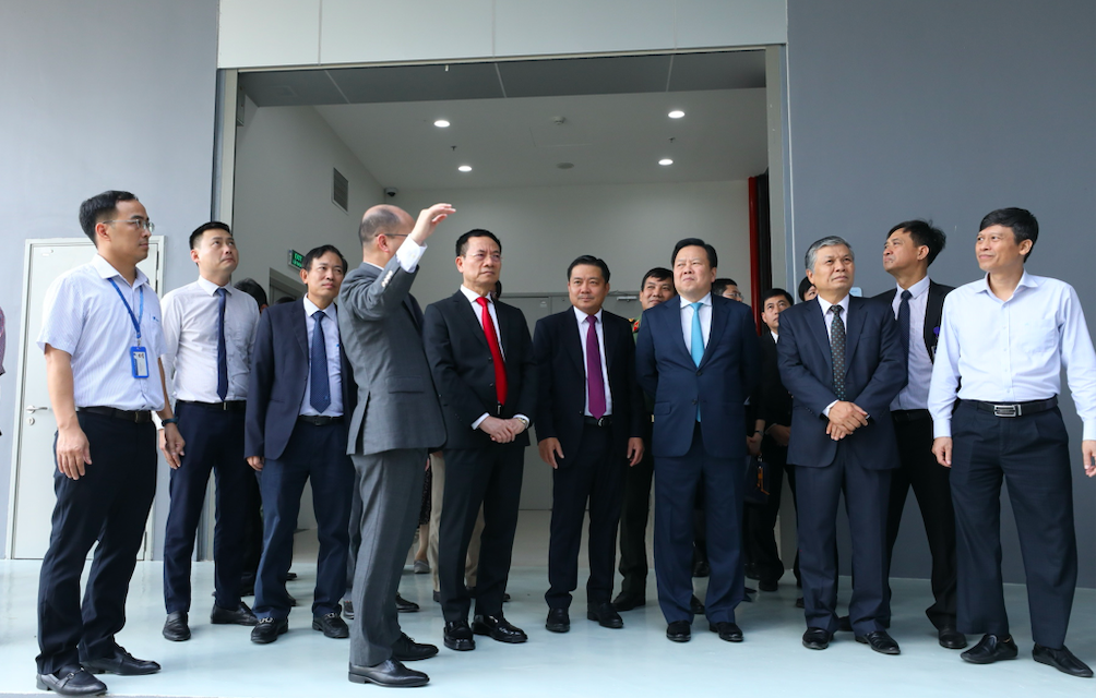 Đại diện VNPT đang giới thiệu tới lãnh đạo các bộ ngành và đại biểu về VNPT IDC Hòa Lạc.