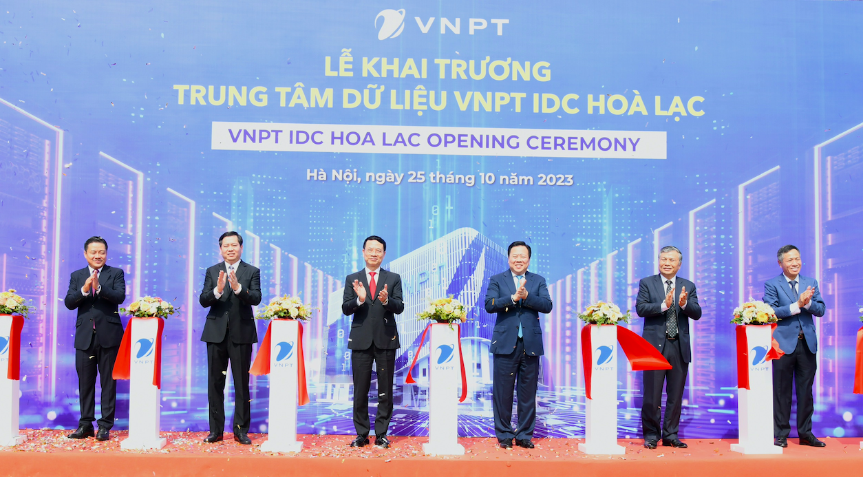 Các đại biểu cắt băng khai trương IDC Hòa Lạc. 