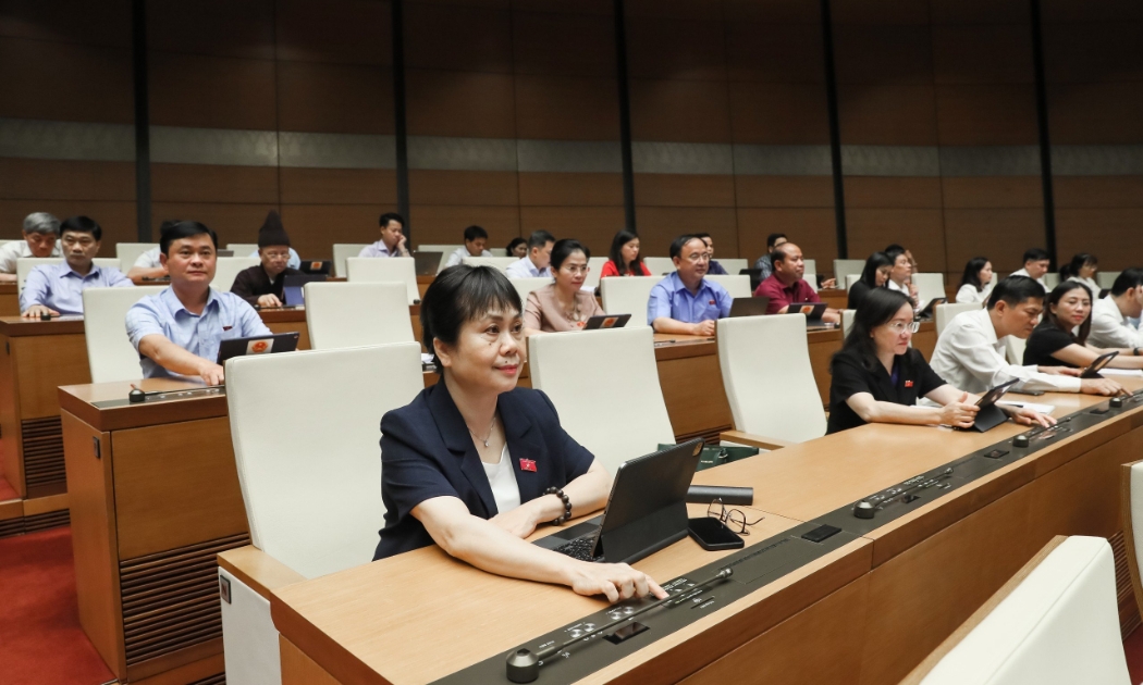 Quốc hội đã thống nhất cao thông qua Nghị quyết xác nhận kết quả lấy phiếu tín nhiệm đối với người giữ chức vụ do Quốc hội bầu hoặc phê chuẩn tại Kỳ họp thứ 6, Quốc hội khóa XV.