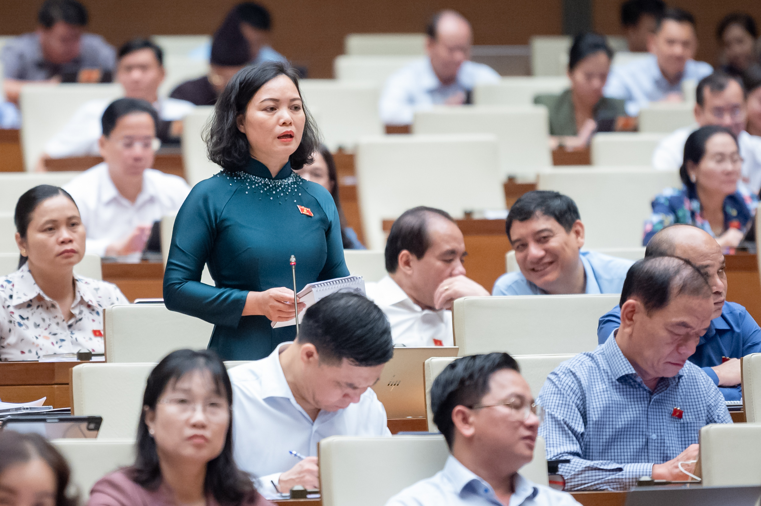 Đại biểu Huỳnh Thị Phúc, đoàn Bà Rịa Vũng Tàu, phát biểu ý kiến tại phiên thảo luận ngày 25/10.