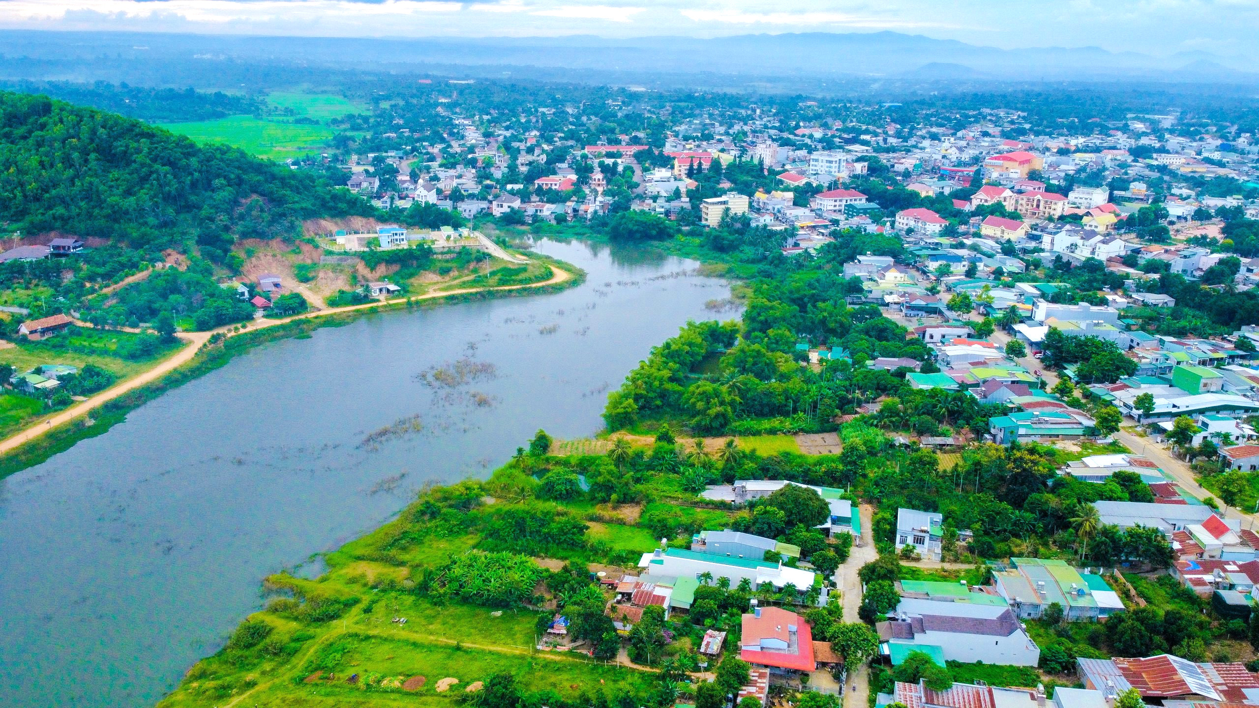 Khu vực thuộc thị trấn Eakar, huyện Eakar, tỉnh Đắk Lắk. 
