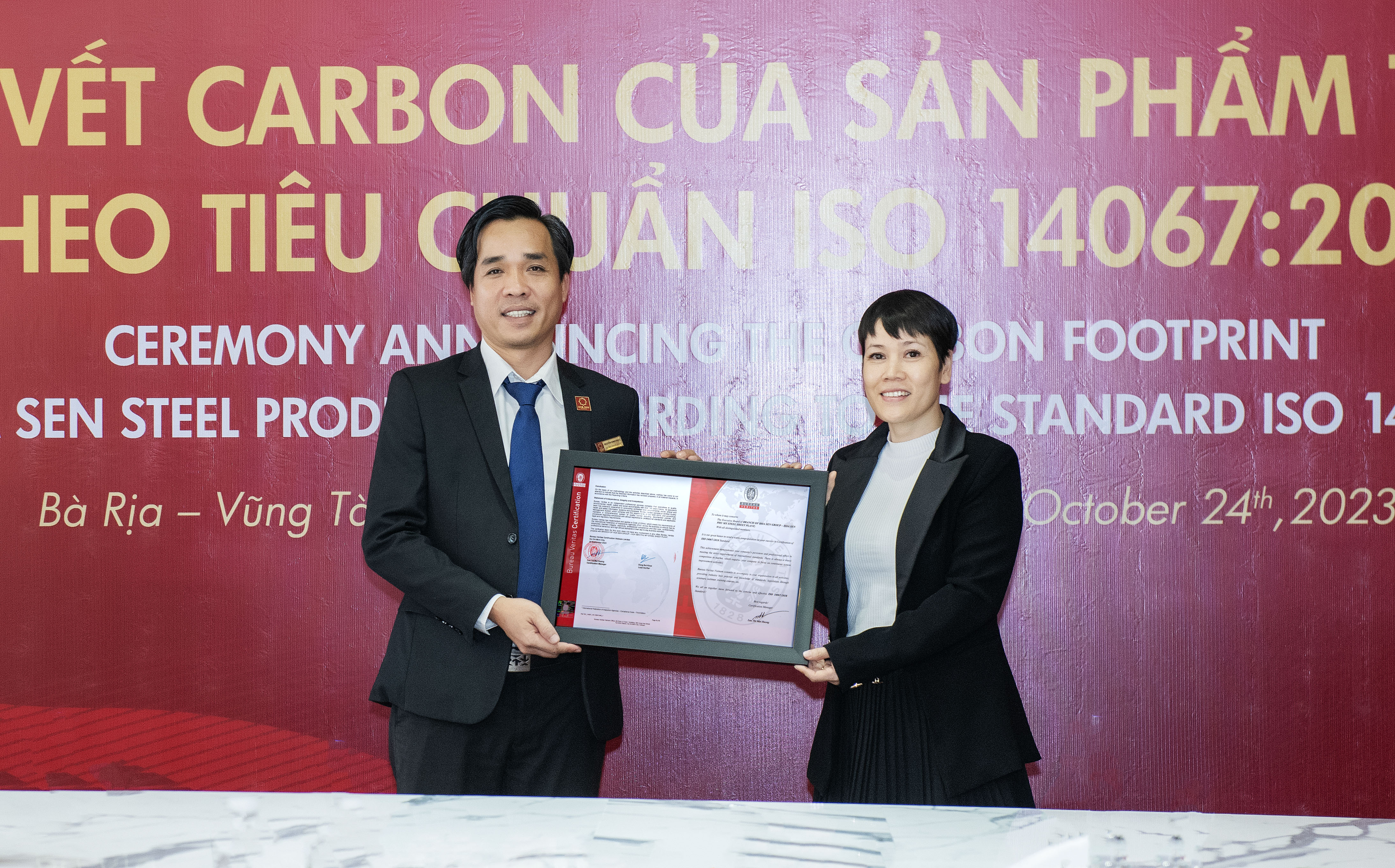 Ông Nguyễn Minh Phúc - Phó Tổng giám đốc phụ trách Sản xuất Tập đoàn Hoa Sen nhận chứng nhận ISO 14067:2018 từ đại diện Bureau Veritas Việt Nam.