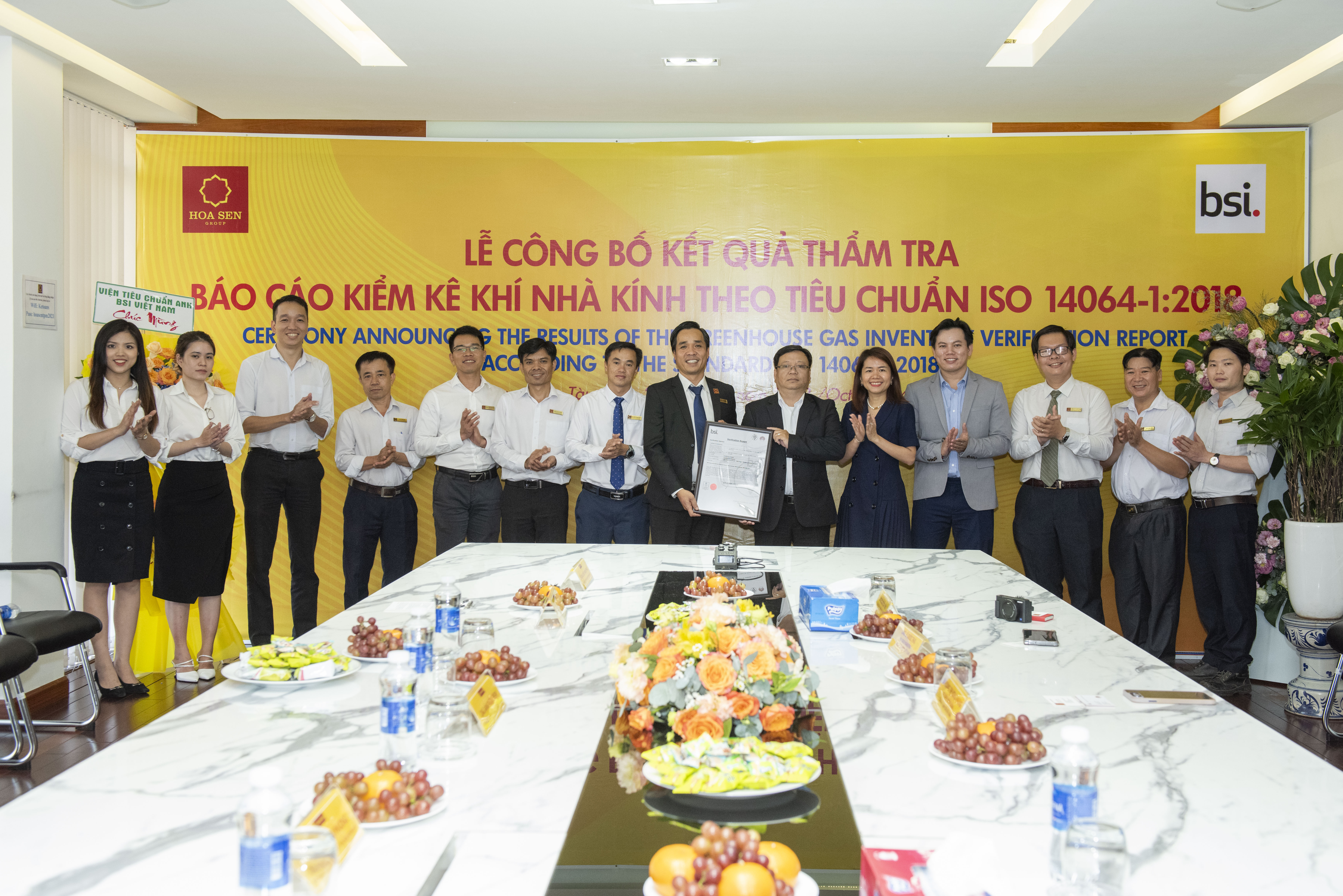 Tập đo&agrave;n Hoa Sen nhận chứng nhận ti&ecirc;u chuẩn ISO 14064-1:2018 từ tổ chức BSI Việt Nam.