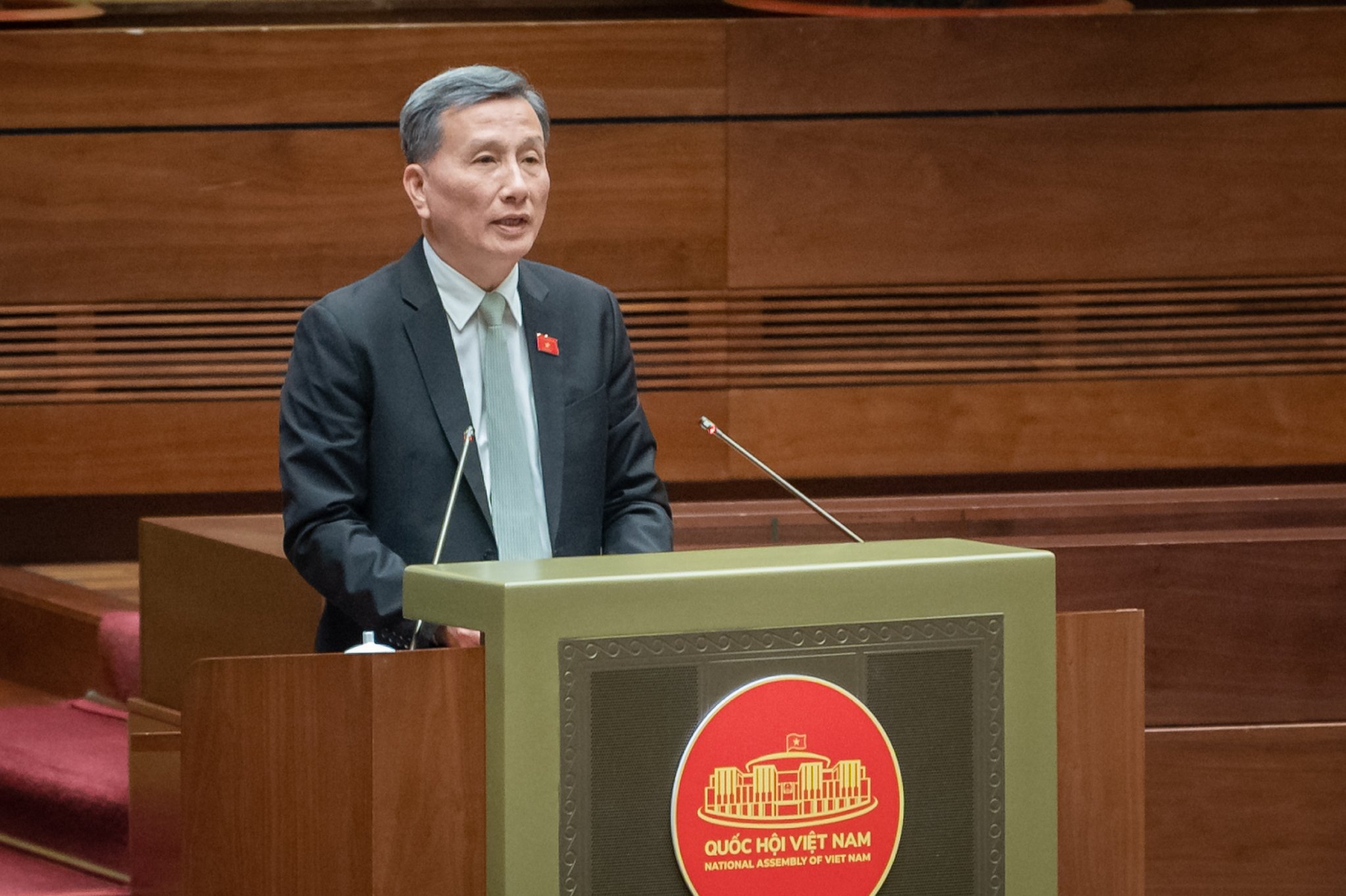 Chủ nhiệm Ủy ban Khoa học, Công nghệ và Môi trường của Quốc hội Lê Quang Huy trình bày Báo cáo giải trình, tiếp thu, chỉnh lý dự thảo Luật Viễn Thông (sửa đổi) chiều ngày 25/10. Ảnh: quochoi.vn.