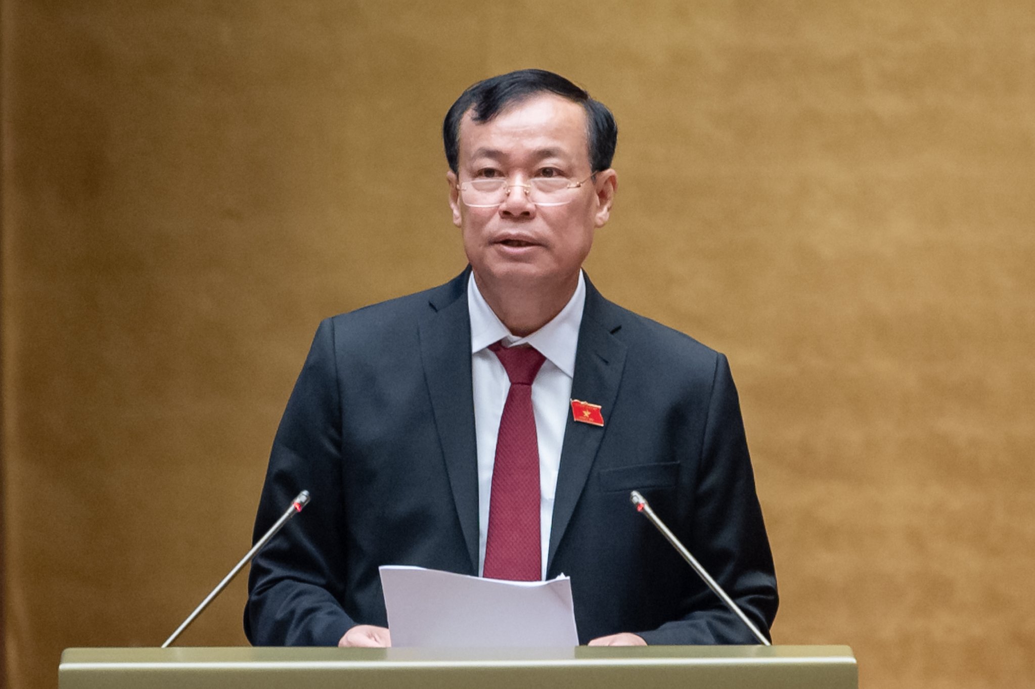 Ông Lê Tấn Tới, Chủ nhiệm Ủy ban Quốc phòng và An ninh của Quốc hội, báo cáo giải trình, tiếp thu, chỉnh lý dự thảo Luật Căn cước tại phiên họp ngày 25/10 .(Ảnh-Quochoi.vn).