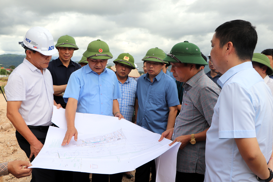 L&atilde;nh đạo tỉnh&nbsp;kiểm tra dự &aacute;n đường tr&aacute;nh s&acirc;n bay trong th&aacute;ng 9 vừa qua.