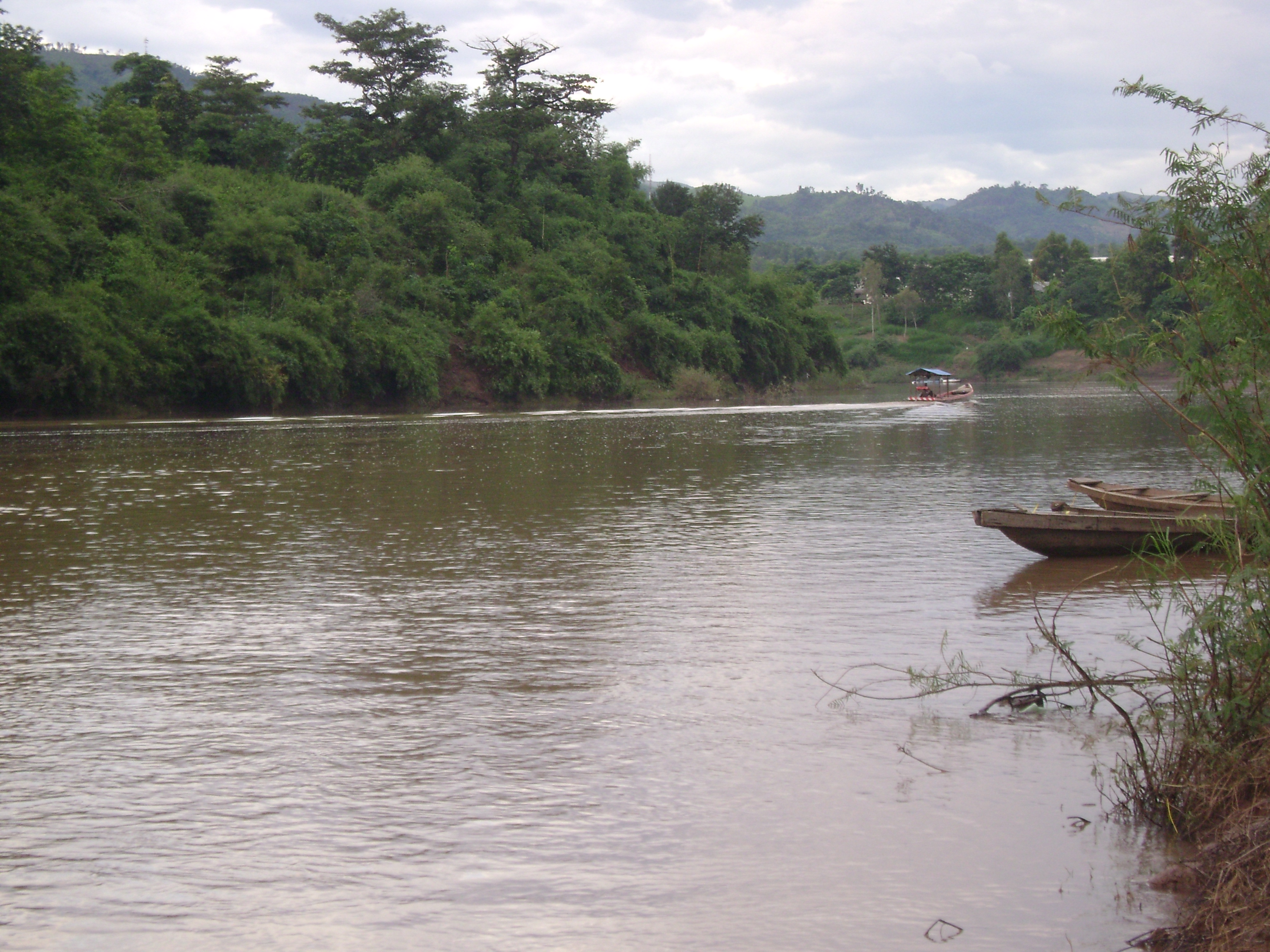 Река меконг протекает. Реки Лаоса. Крупные реки и озера Лаоса. Mekong River. Река Хонгха фото.