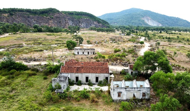 Nhiều nh&agrave; d&acirc;n di dời đến khu t&aacute;i định cư để nhường đất cho dự &aacute;n khai th&aacute;c v&agrave; tuyển quặng sắt mỏ Thạch Kh&ecirc;.