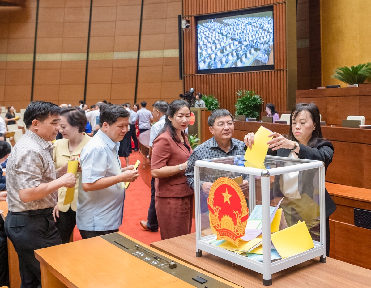 Quốc hội đã hoàn thành việc lấy phiếu tín nhiệm đối với người giữ chức vụ do Quốc hội bầu hoặc phê chuẩn. Đây là cơ hội để các chức danh tự soi lại mình, từ đó có những hành động khắc phục những tồn tại khó khăn.