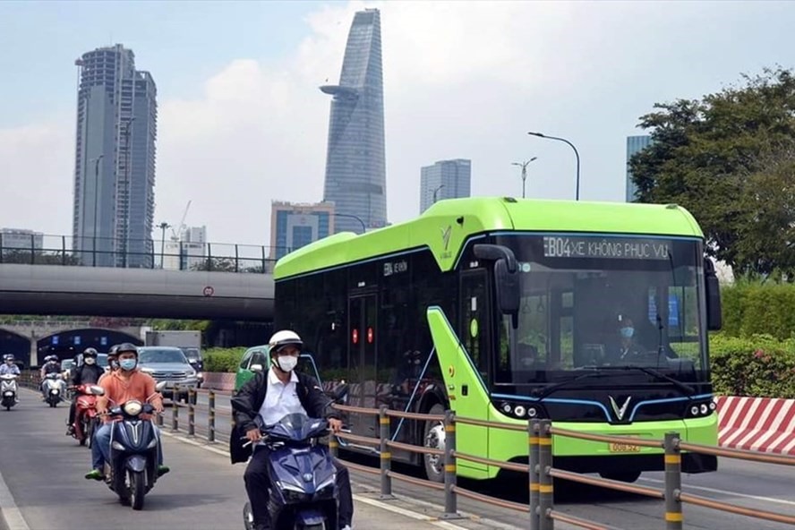 Xe buýt điện chạy trên đường phố tại TP.HCM