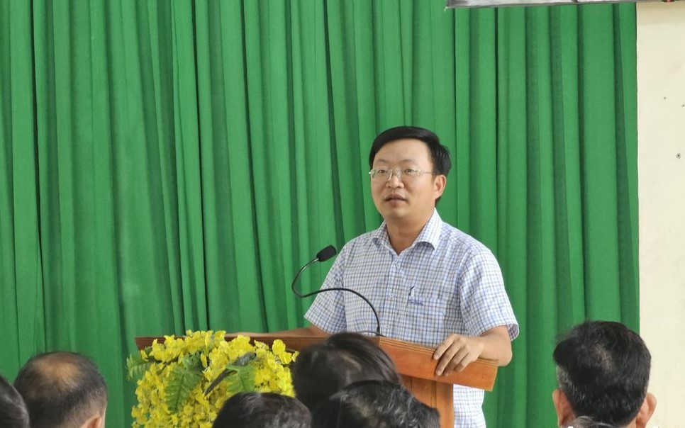 Chủ tịch UBND thị x&atilde; Nghi Sơn Nguyễn Thế Anh đ&atilde; trả lời những băn khoăn, thắc mắc của nh&acirc;n d&acirc;n li&ecirc;n quan đến dự &aacute;n x&acirc;y dựng Bến số 3, Cảng container Long Sơn.