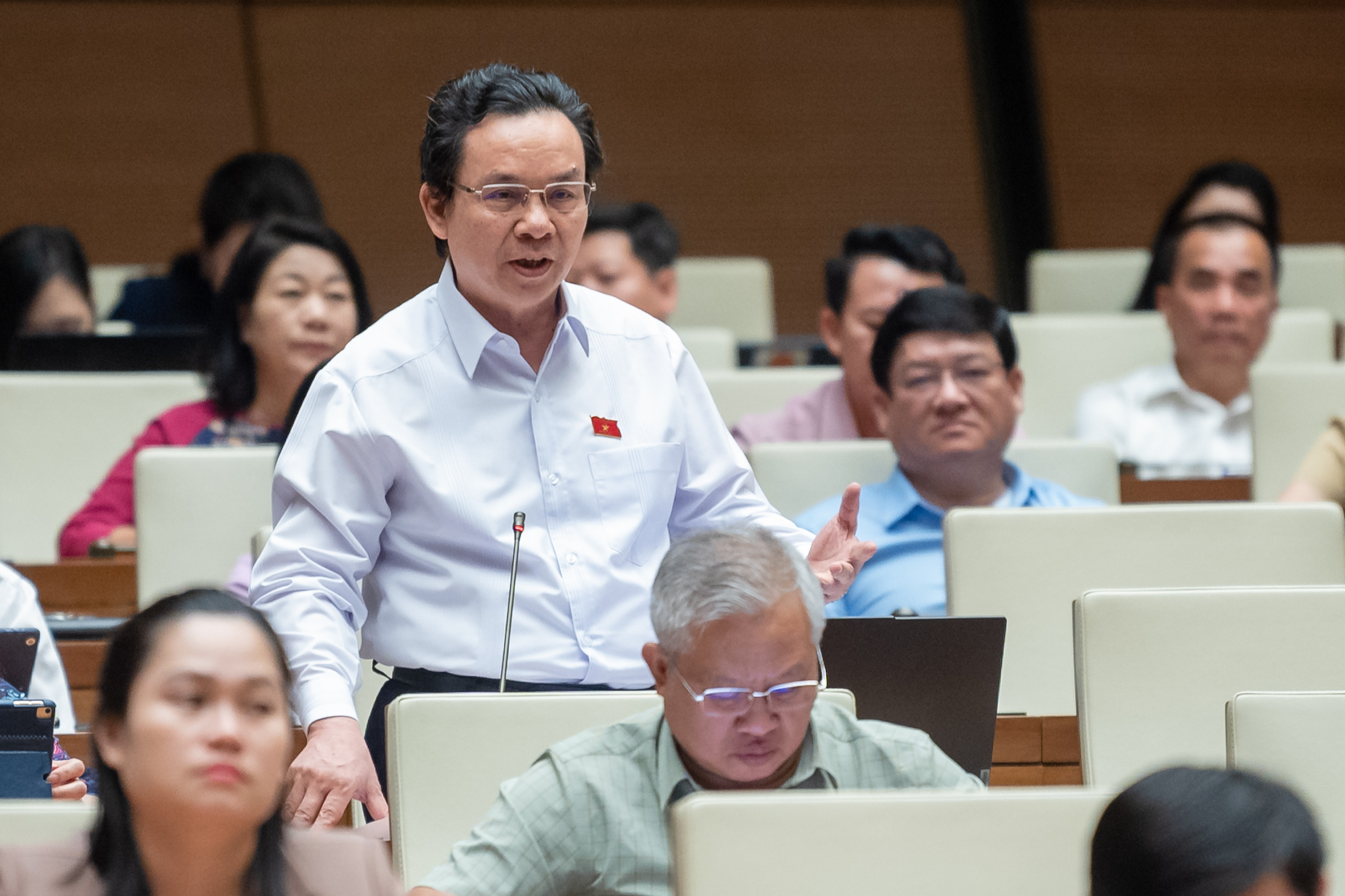 Đại biểu Hoàng Văn Cường, đoàn Tp.Hà Nội, phát biểu tranh luận tại phiên thảo luận chiều ngày 26/10.
