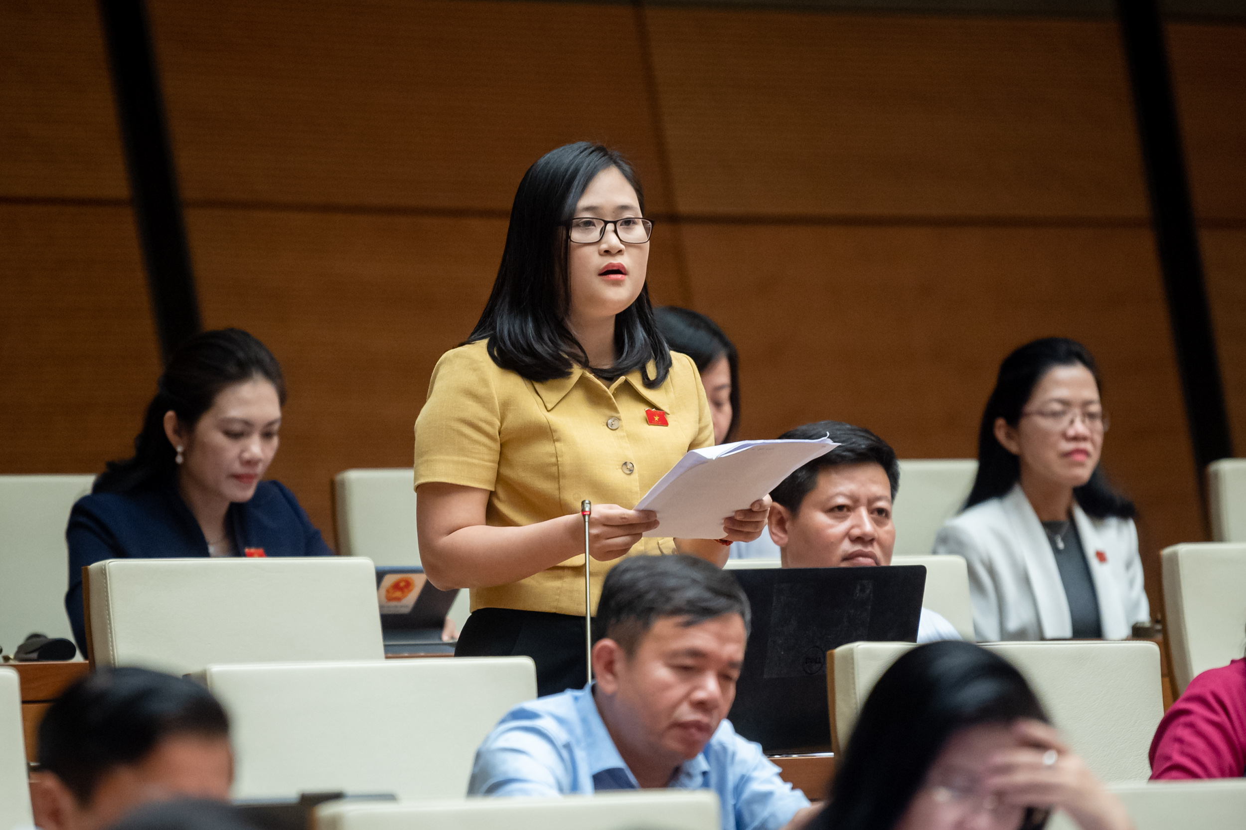 Đại biểu H&agrave; &Aacute;nh Phượng, đo&agrave;n Ph&uacute; Thọ, ph&aacute;t biểu tại hội trường.