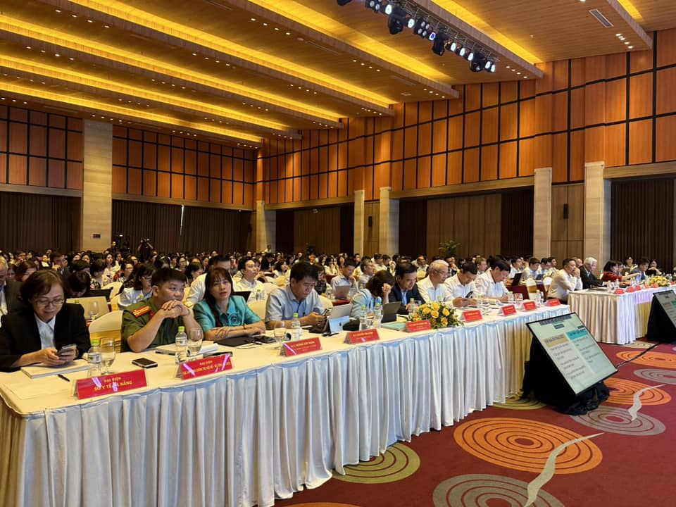 Đ&ocirc;ng đảo c&aacute;c doanh nghiệp dược tham dự hội nghị đối thoại.