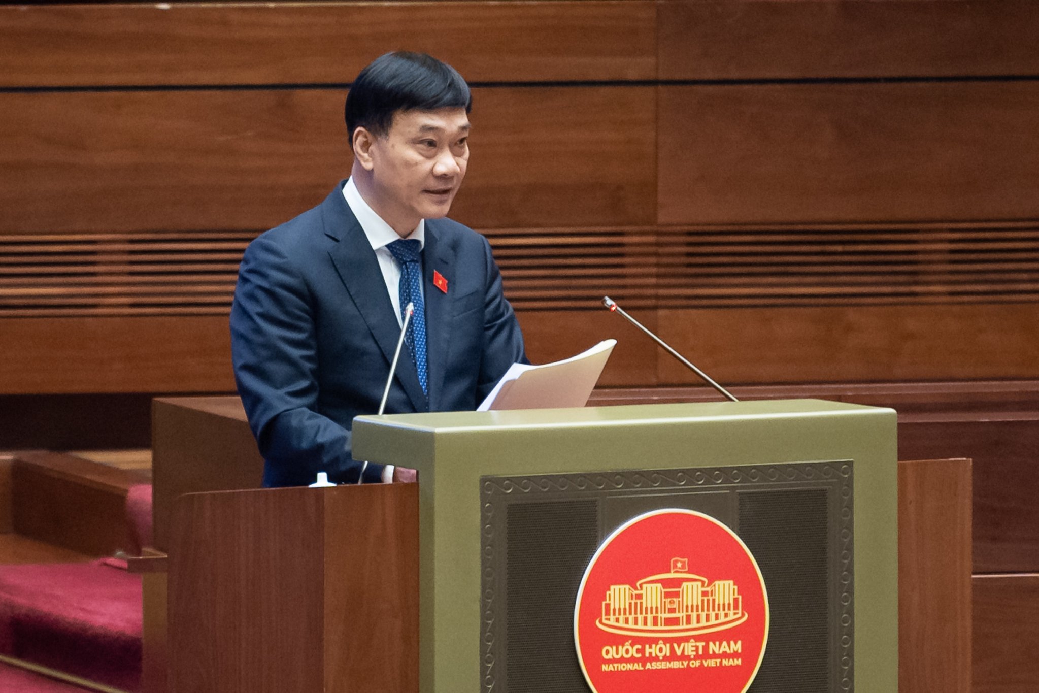 Chủ nhiệm Ủy ban Kinh tế Vũ Hồng Thanh b&aacute;o c&aacute;o thẩm tra Tờ tr&igrave;nh về điều chỉnh một số nội dung của Nghị quyết số 53/2017/QH14 ng&agrave;y 24/11/2017 của Quốc hội về B&aacute;o c&aacute;o nghi&ecirc;n cứu khả thi Dự &aacute;n thu hồi đất, bồi thường, hỗ trợ, t&aacute;i định cư Cảng h&agrave;ng kh&ocirc;ng quốc tế Long Th&agrave;nh.