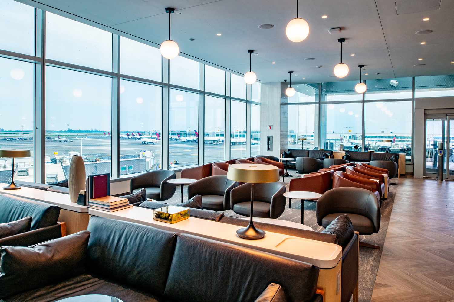 Ph&ograve;ng chờ Sky Club mới khai trương của Delta Air Lines tại S&acirc;n bay Quốc tế John F. Kennedy, New York.