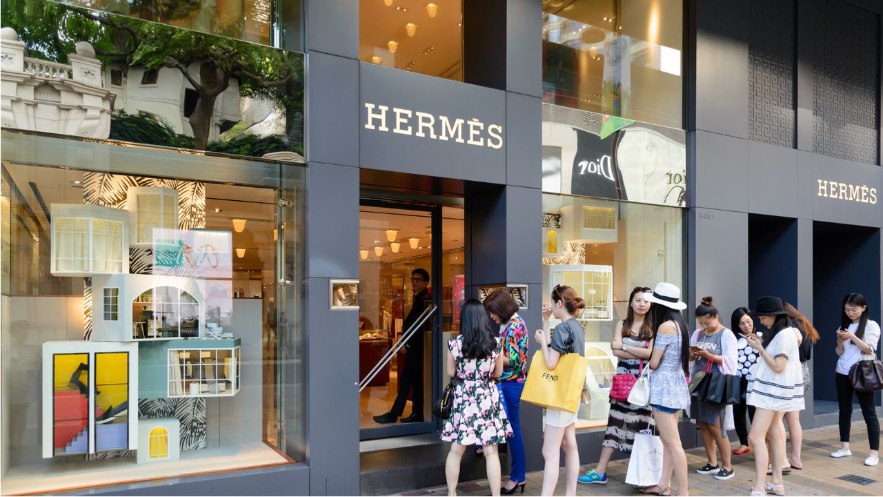 Lượng khách đến các cửa hàng Hermes ở Trung Quốc đại lục tiếp tục tăng mạnh, và đặc biệt tăng tốc trong quý 3/2023.