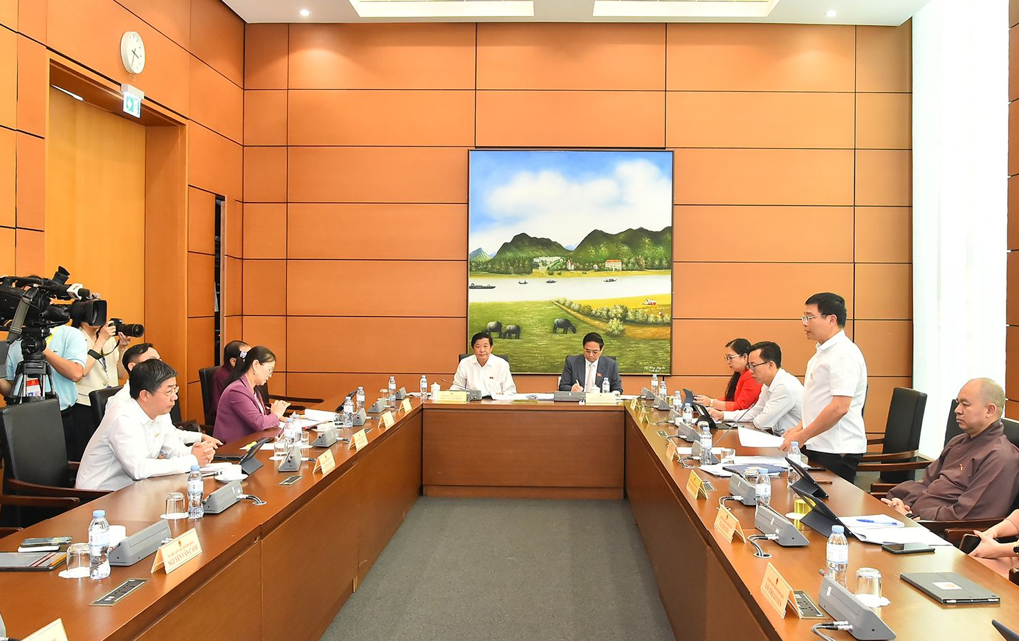 Bộ trưởng Bộ Giao th&ocirc;ng vận tải thảo luận tại Tổ 8.