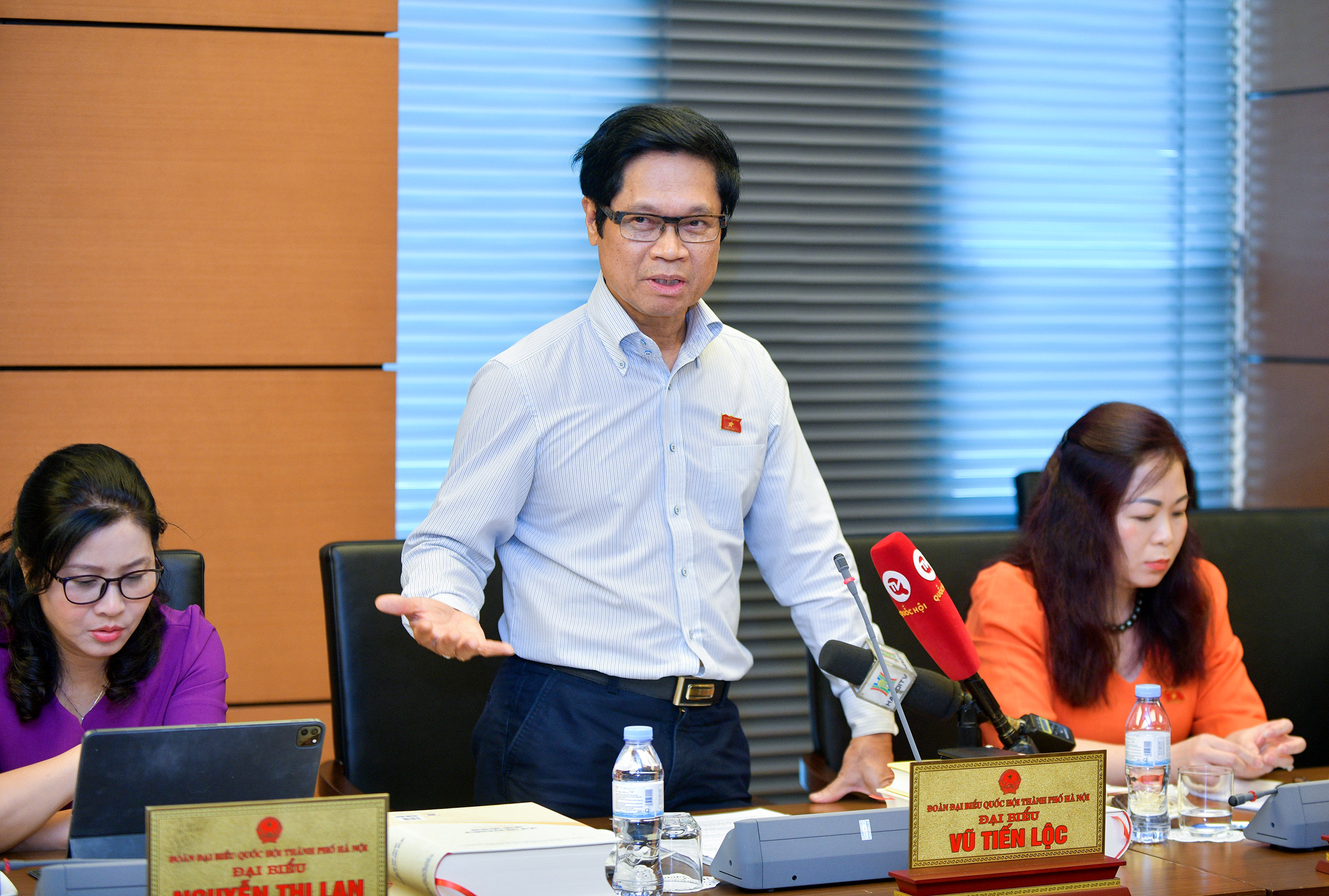 Đại biểu Quốc hội Vũ Tiến Lộc thảo luận ở Tổ 1.