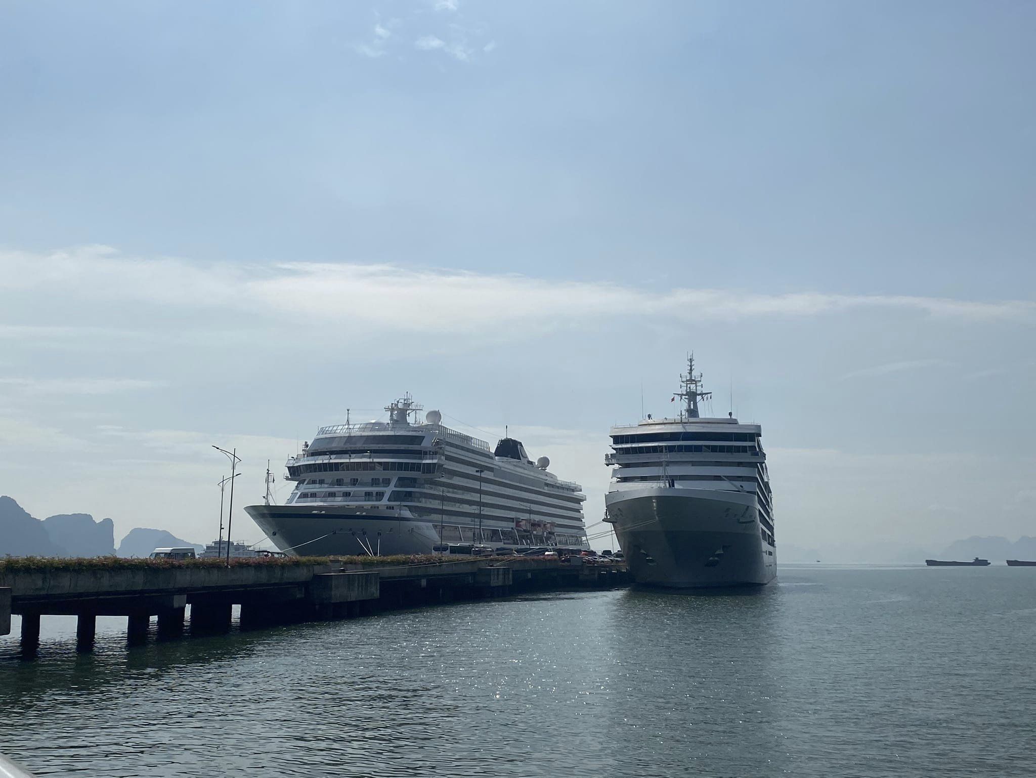 Cặp t&agrave;u Viking Orion v&agrave; Silver Muse c&ugrave;ng cập Cảng t&agrave;u kh&aacute;ch quốc tế Hạ Long s&aacute;ng 27/10/2023.