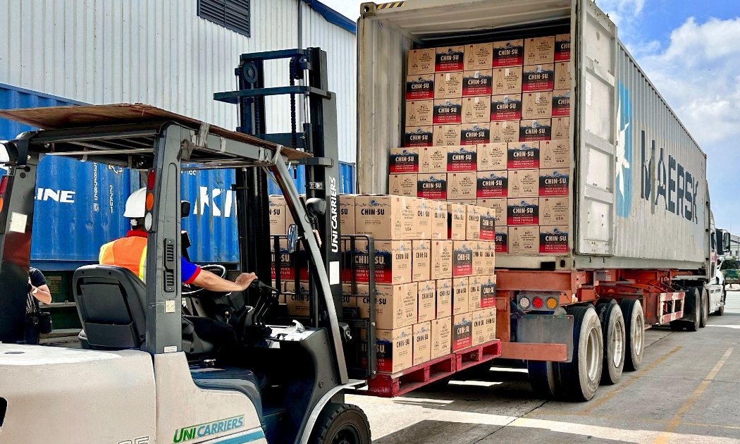 Lô container nước mắm Chin-su Cá Cơm Biển Đông trên hành trình xuất sang Mỹ.