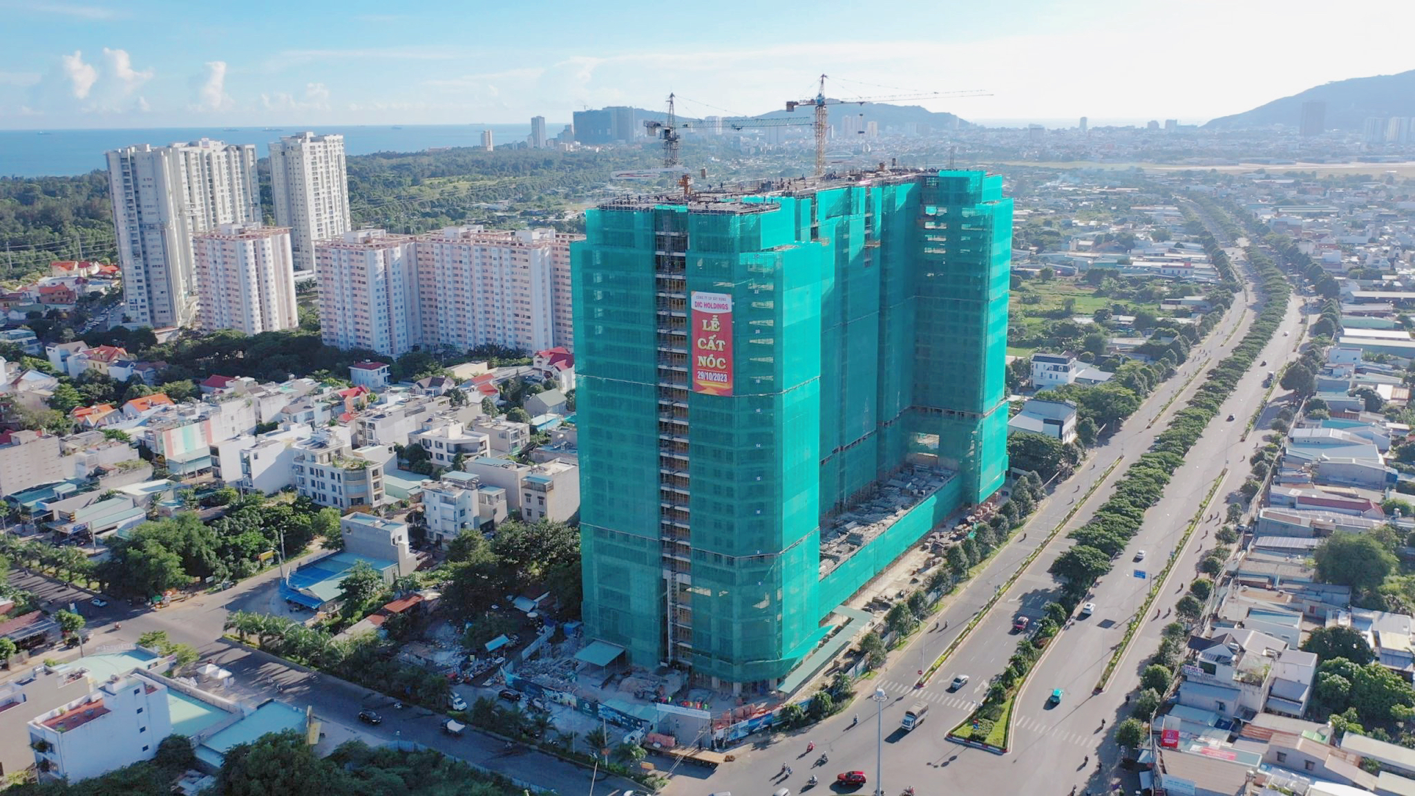 Vung Tau Centre Point đ&atilde; ho&agrave;n thiện x&acirc;y th&ocirc; đến tầng 25 v&agrave; chuẩn bị cho cột mốc cất n&oacute;c.