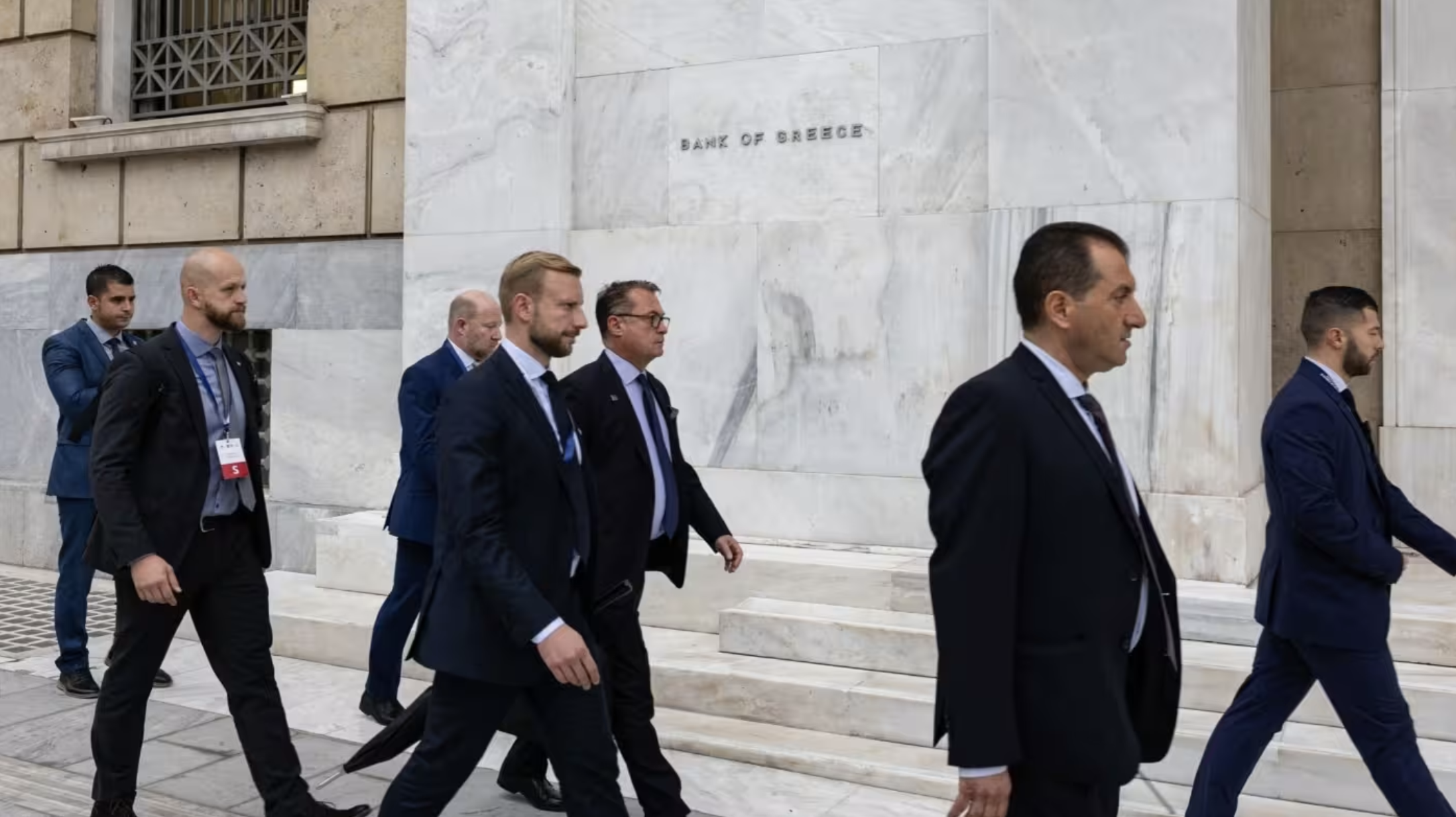 Các quan chức tới dự cuộc họp chính sách tiền tệ của Ngân hàng Trung ương châu Âu (ECB) diễn ra tại Ngân hàng Trung ương Hy Lạp ở Athens ngày 26/10 - Ảnh: Bloomberg.