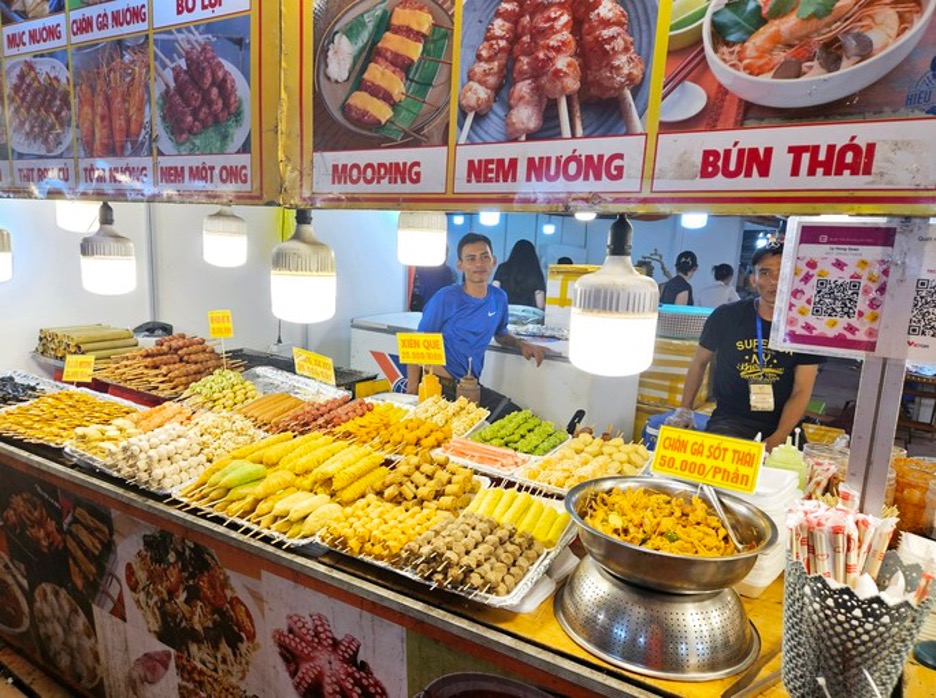 Các gian hàng bán đồ ăn đường phố tại lễ hội ẩm thực.