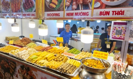 Các gian hàng bán đồ ăn đường phố tại lễ hội ẩm thực.