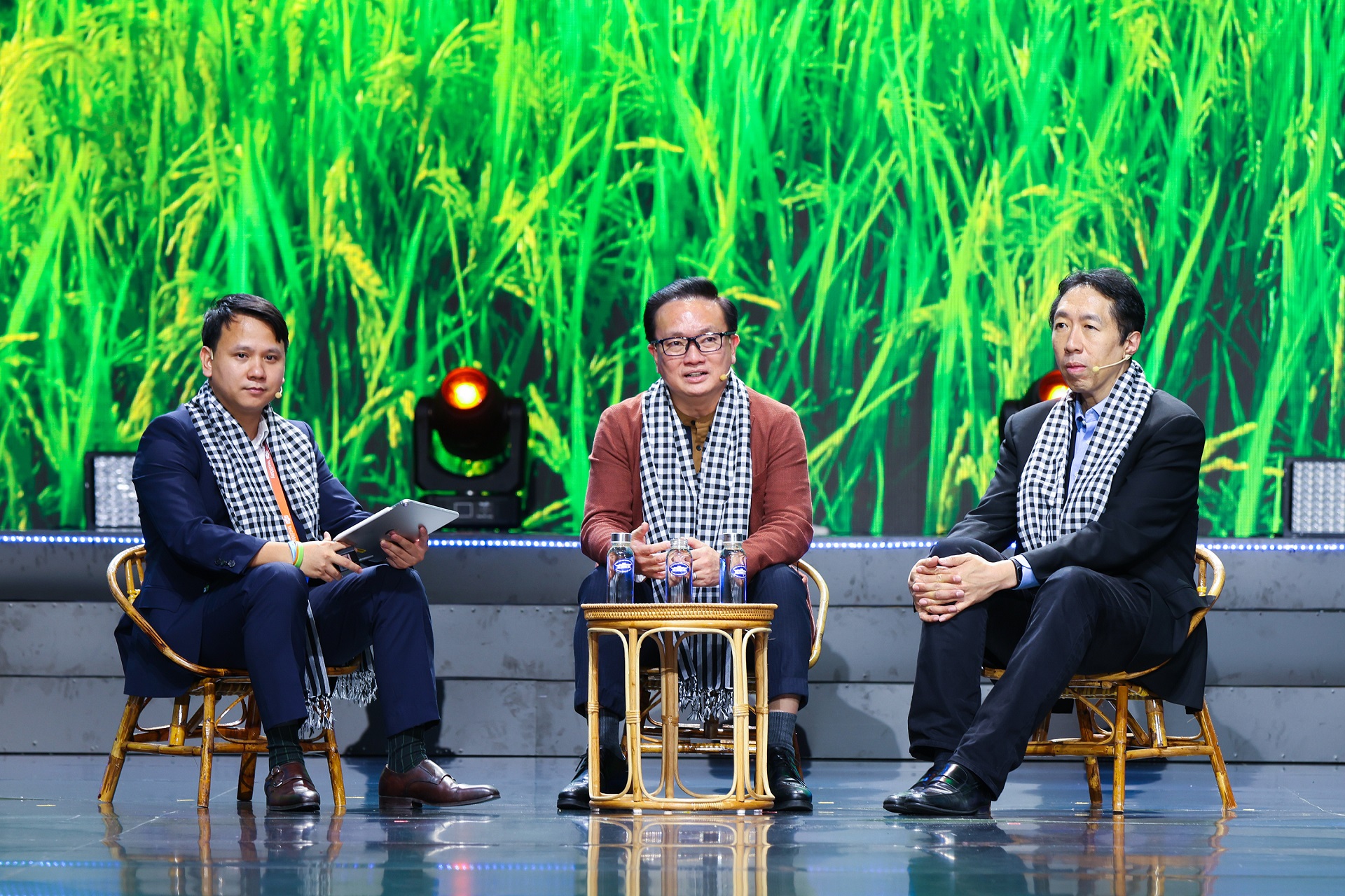 &Ocirc;ng Christopher Nguyen (ở giữa) trong phi&ecirc;n thảo luận 