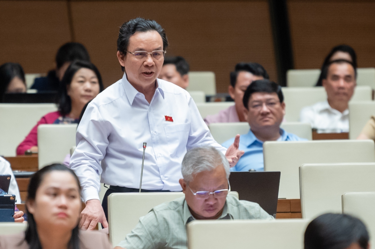 Đại biểu Ho&agrave;ng Văn Cường, đo&agrave;n Tp.H&agrave; Nội, ph&aacute;t biểu tại phi&ecirc;n thảo luận.