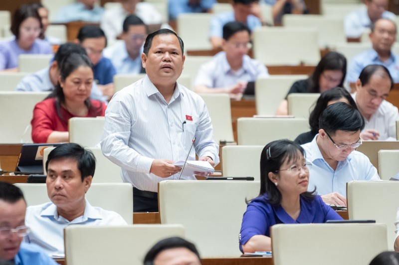 Đại biểu Nguyễn Duy Thanh, đoàn Cà Mau phát biểu tại hội trường chiều ngày 26/10.