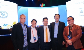  Ông Christopher Cuong T Nguyen (ngoài cùng bên phải) cùng Tiến sỹ Andrew Ng (thứ hai từ bên phải), Chủ tịch Trương Gia Bình (ở giữa) và các lãnh đạo tại sự kiện FPT Techday 2023
