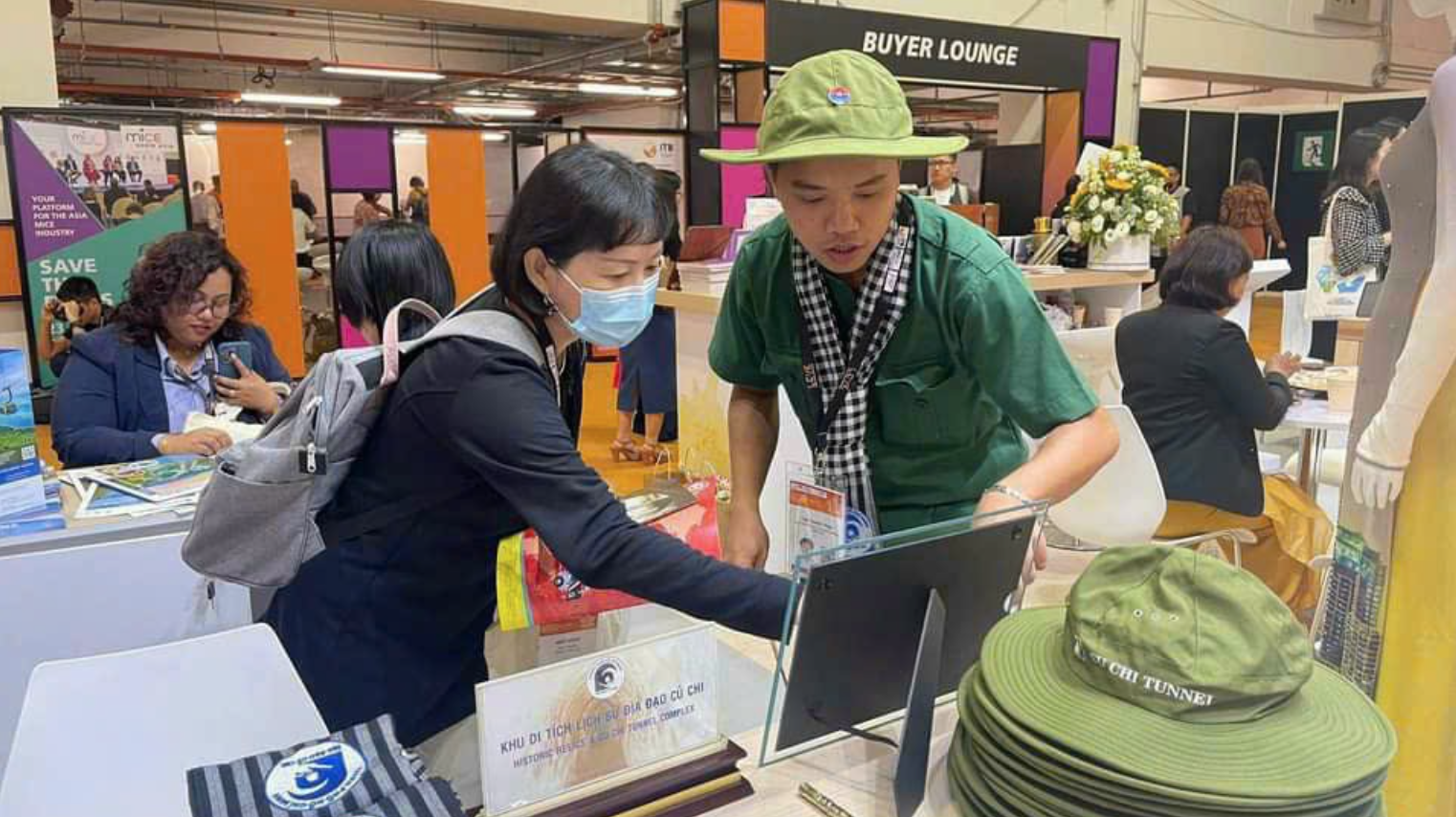 Du khách tìm hiểu sản phẩm du lịch Việt tại Singapore. Ảnh: PA.