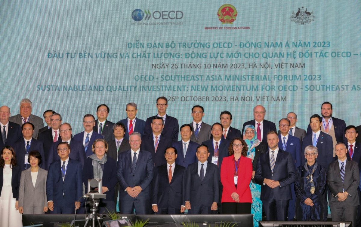 Ph&oacute; Thủ tướng Trần Lưu Quang, Bộ trưởng Bộ Ngoại giao B&ugrave;i Thanh Sơn c&ugrave;ng đại diện OECD v&agrave; l&atilde;nh đạo c&aacute;c nước chụp ảnh kỷ niệm. Ảnh: Việt Dũng.